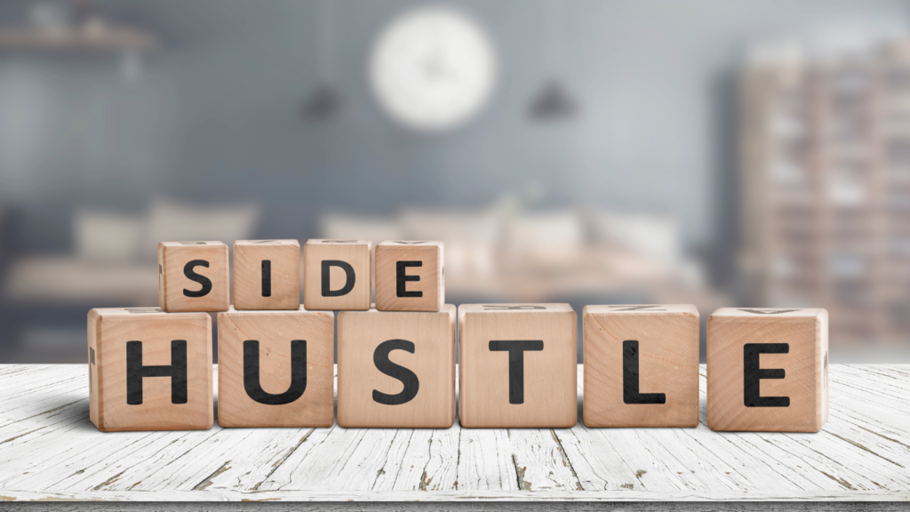 Side hustle écris en cubes de bois