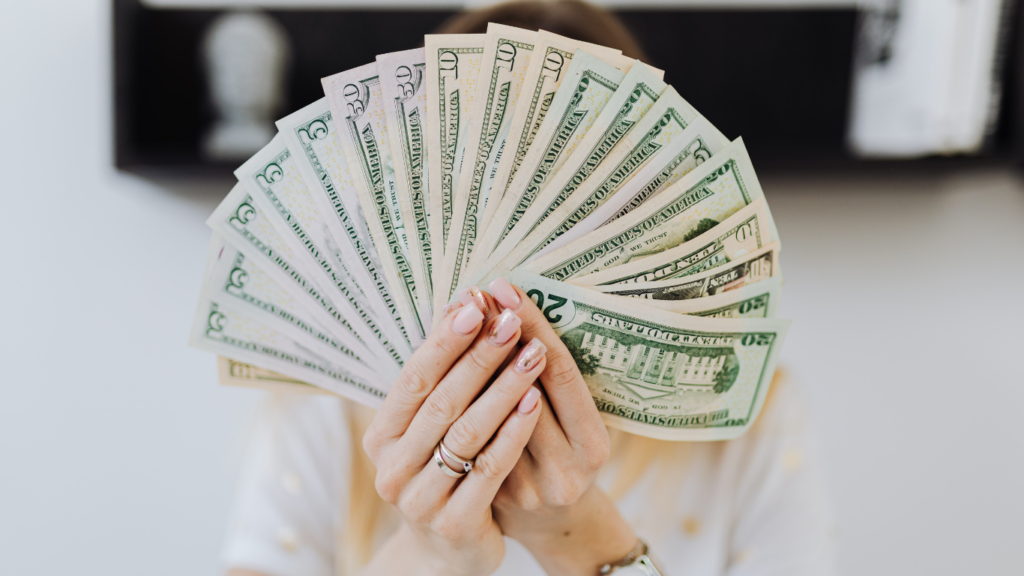 Side hustle femme qui tient de l'argent
