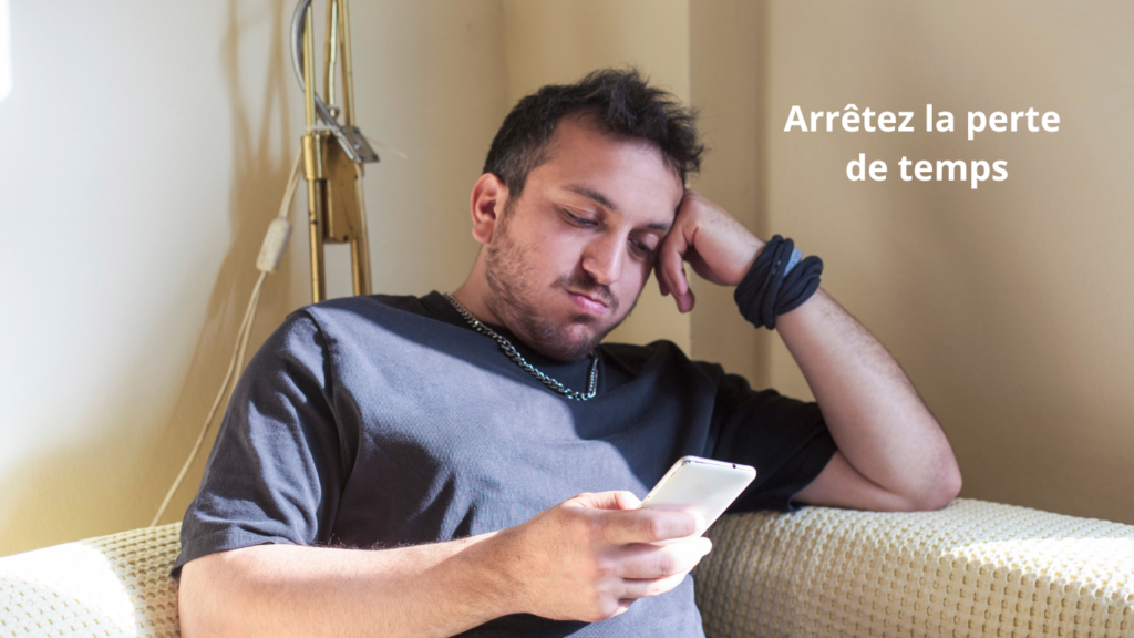 Homme qui perd du temps sur son téléphone.